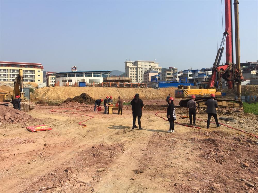 祝賀福建易順建筑工程有限公司承建的松溪縣工農(nóng)路農(nóng)貿(mào)市場及安置房綜合體項目工程開機儀式