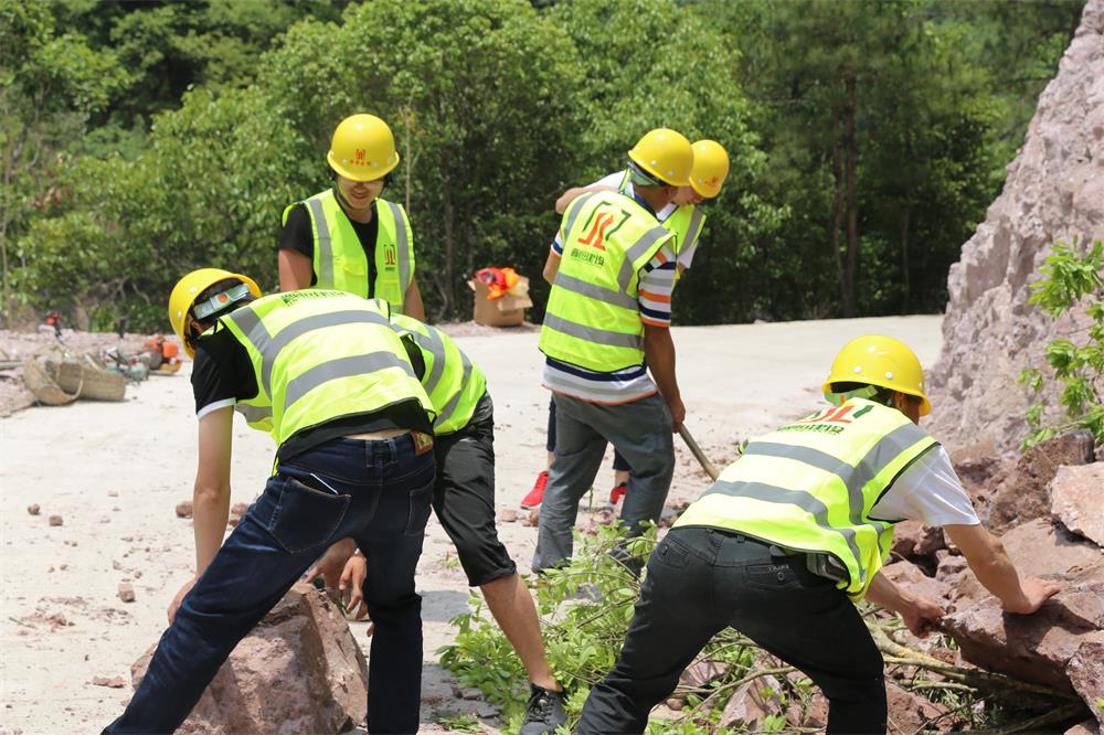 福建晉恒建設(shè)工程有限公司前往錢園橋大隊塹上村搶險救災(zāi)